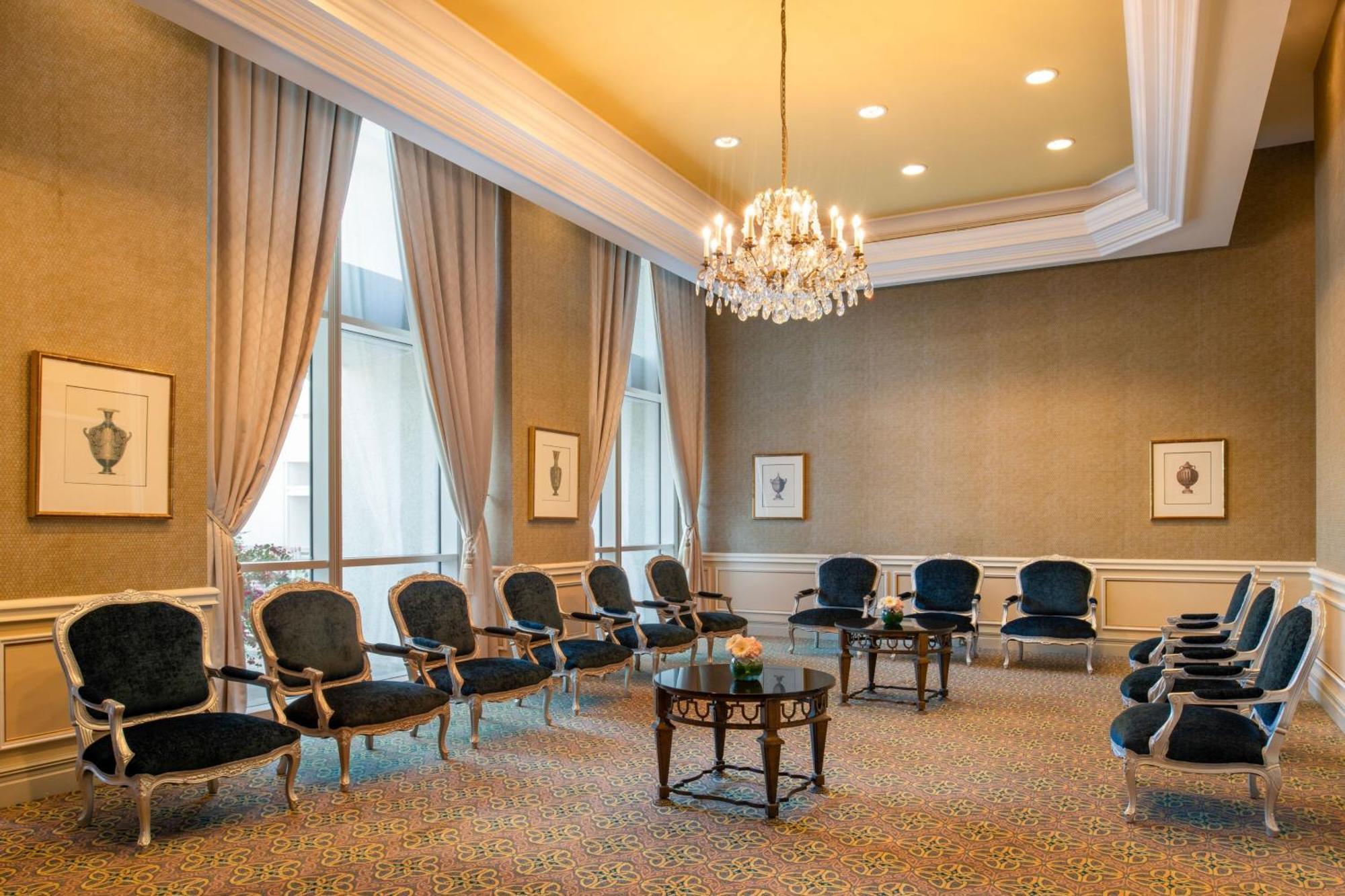 The Ritz-Carlton, Doha Hotel Екстериор снимка The Club at the Four Seasons Hotel