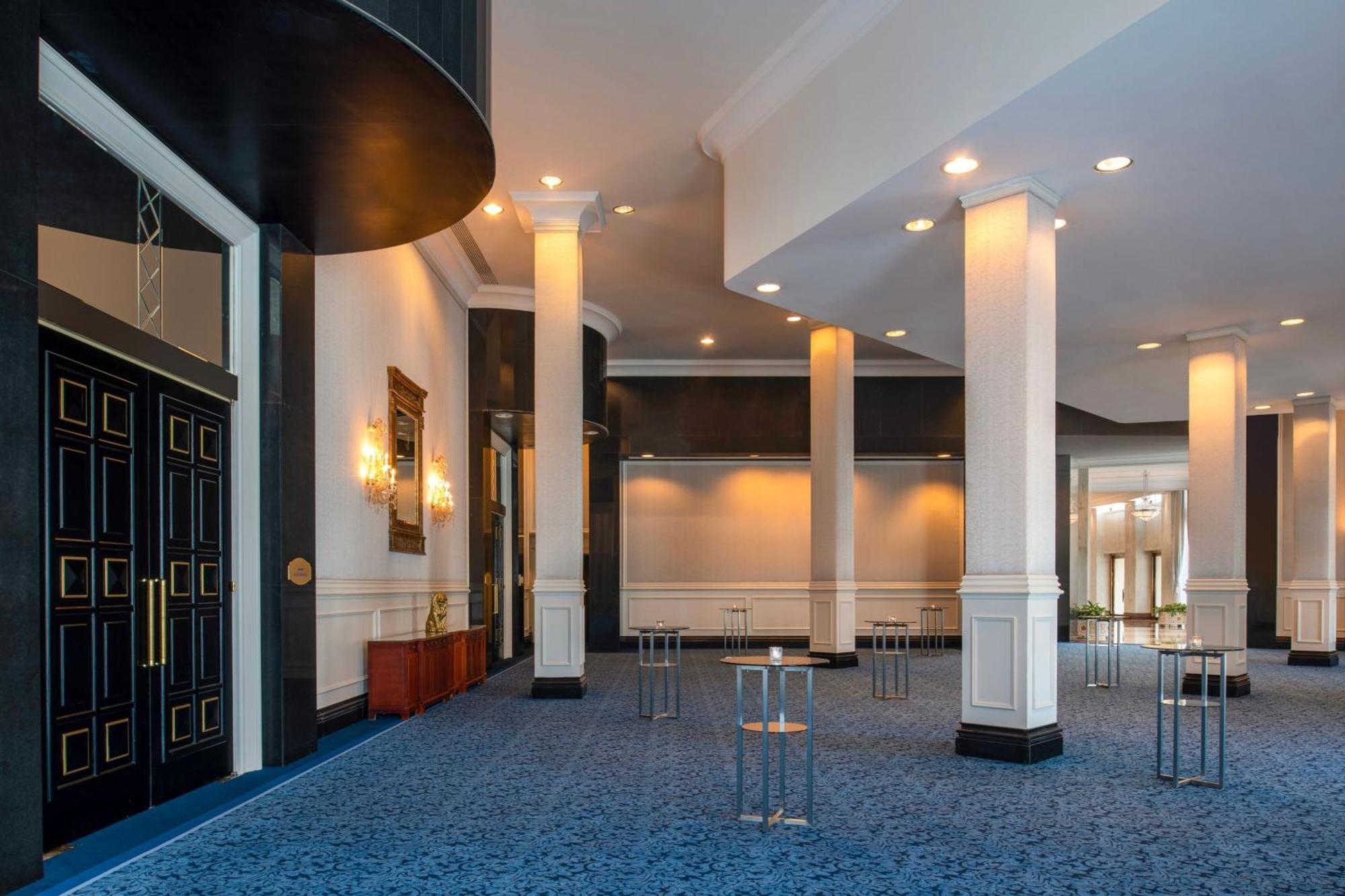 The Ritz-Carlton, Doha Hotel Екстериор снимка The foyer of the Berlinale Palast