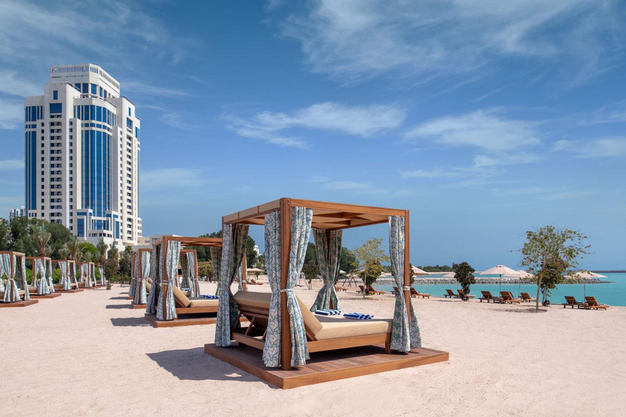 The Ritz-Carlton, Doha Hotel Екстериор снимка Beach at the hotel